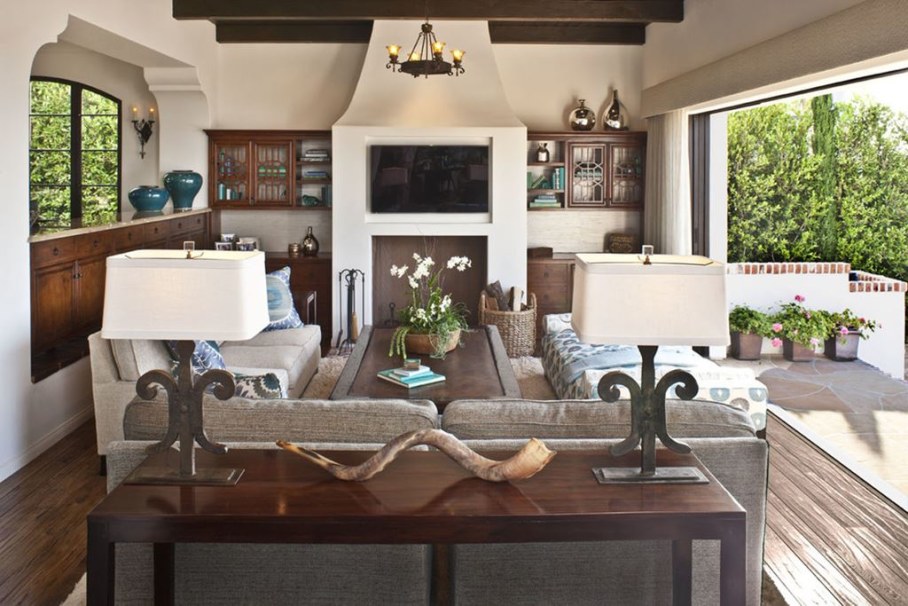 Mediterranean-Style living room design - Natural Materials
