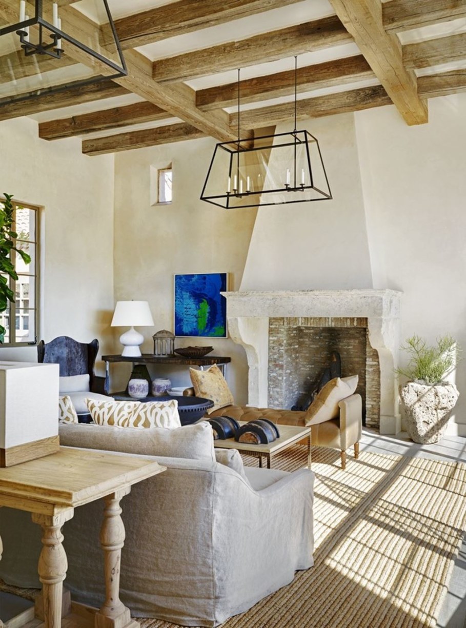Mediterranean-Style living room design - fireplace