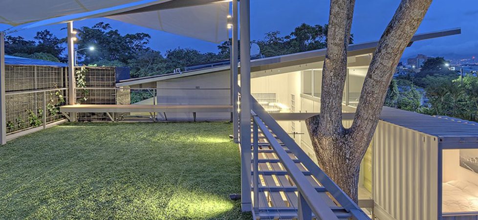 Spacious house in Costa Rica of eight containers
