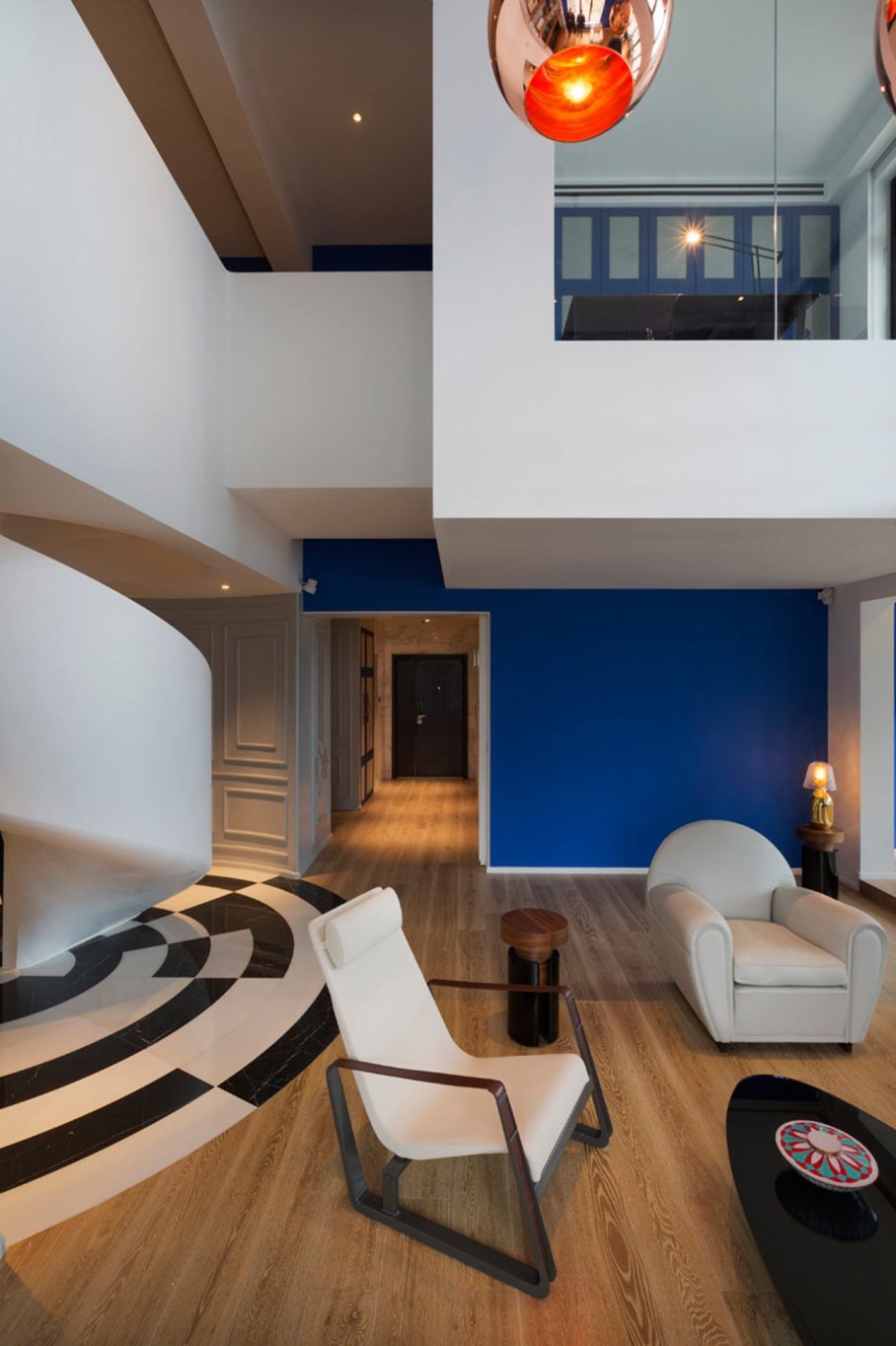 Blue Penthouse - split-level living room