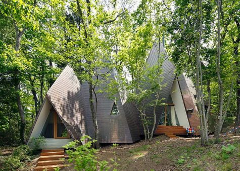 Round-the-Life Trip: the Country House in the Form of Several Tents.