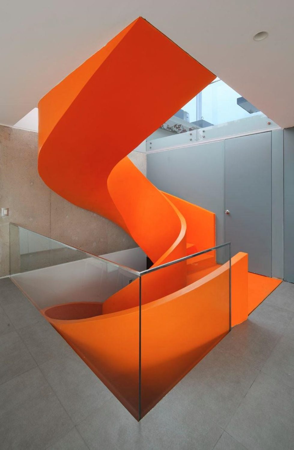 Attractive Open-Terraced House with Orange Staircase 4