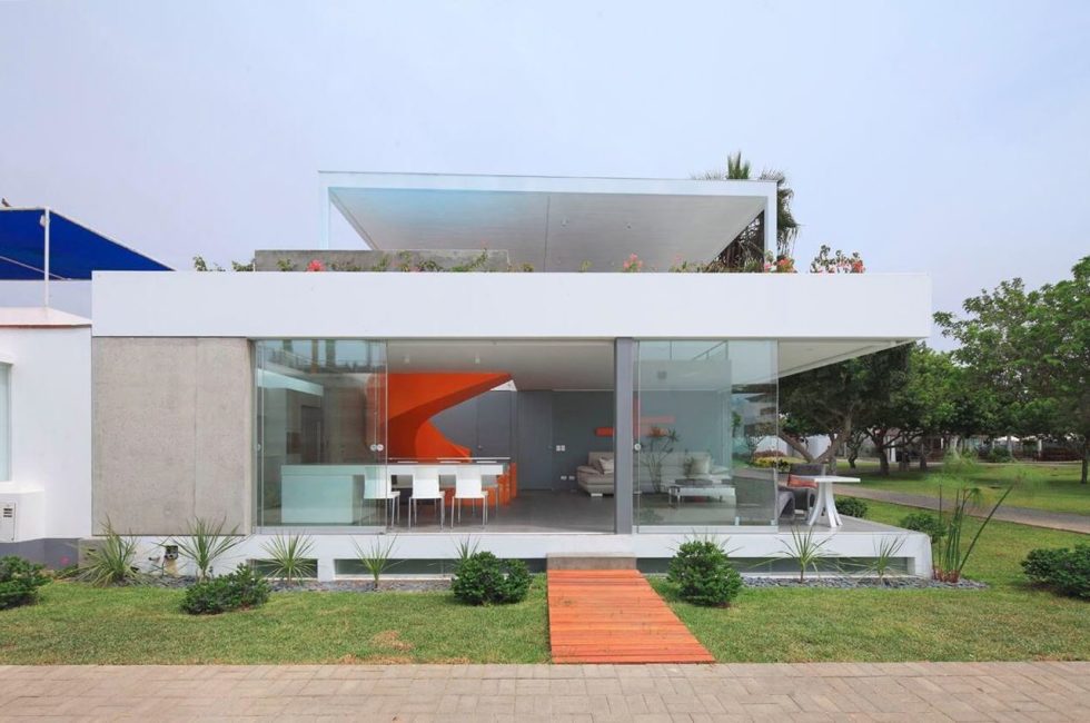 Attractive Open-Terraced House with Orange Staircase - Glass wall