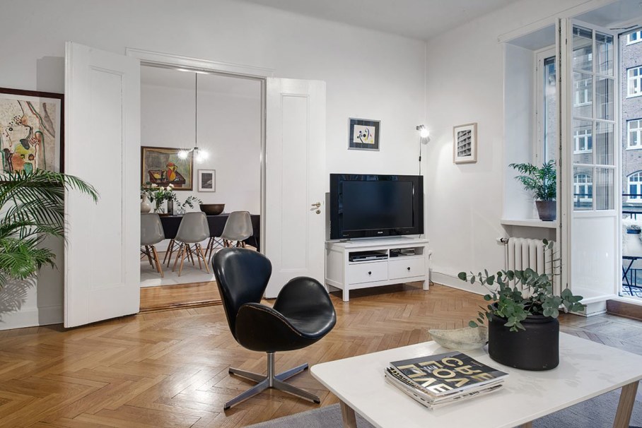 Goteborg's Apartment - Two spacious rooms are separated with beautiful double doors