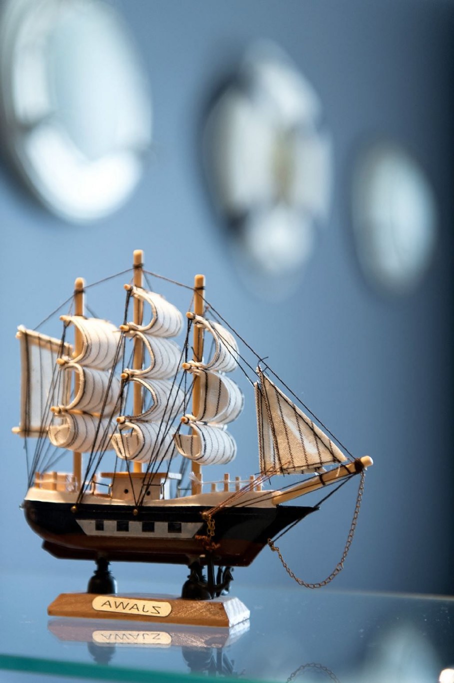 Ship models in the design of the room in a nautical theme