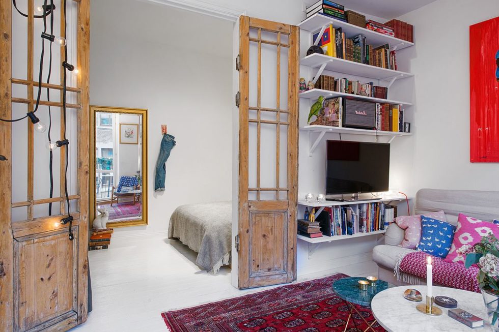 Small Swedish Apartment - Vintage wooden door in the bedroom