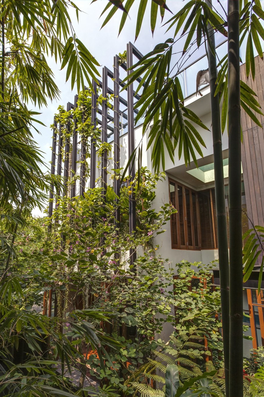 Tan's Garden Villa in Singapore - green vertical garden