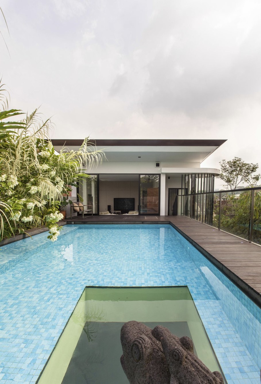 Tan's Garden Villa in Singapore - lush flora refreshing the top of house