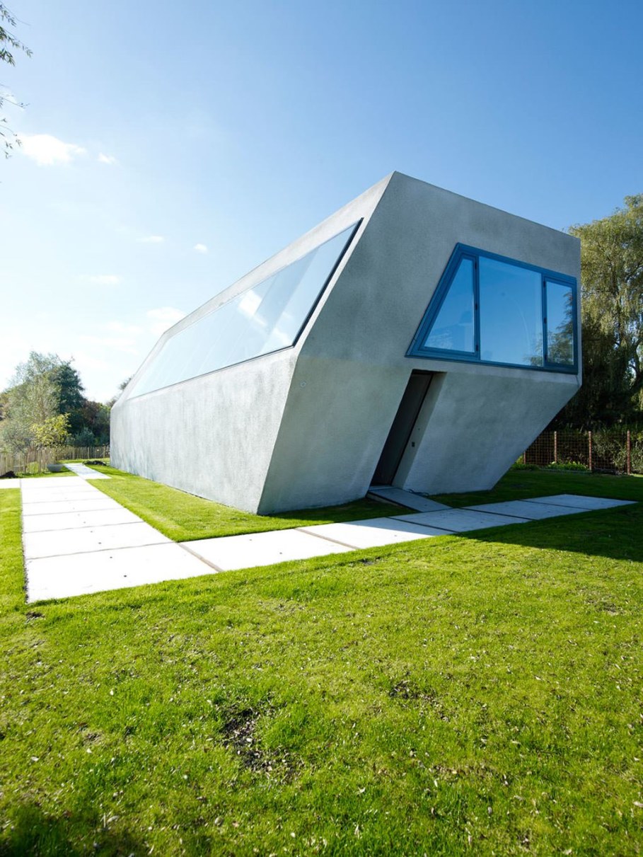 The House Of Unusual Shape From VMX Architects - A strange building