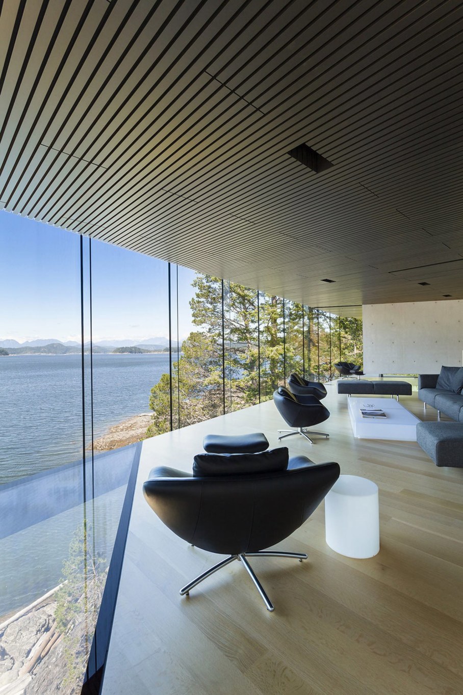 Tula House - Living room with panoramic windows