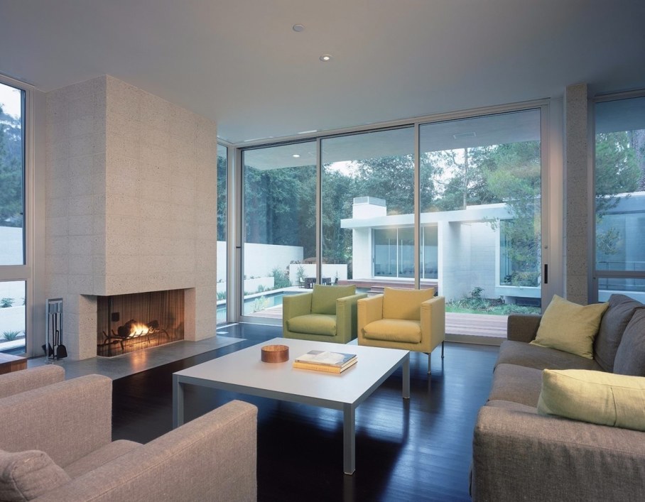 House in Los Angeles from Marmol Radziner - Living room with fireplace