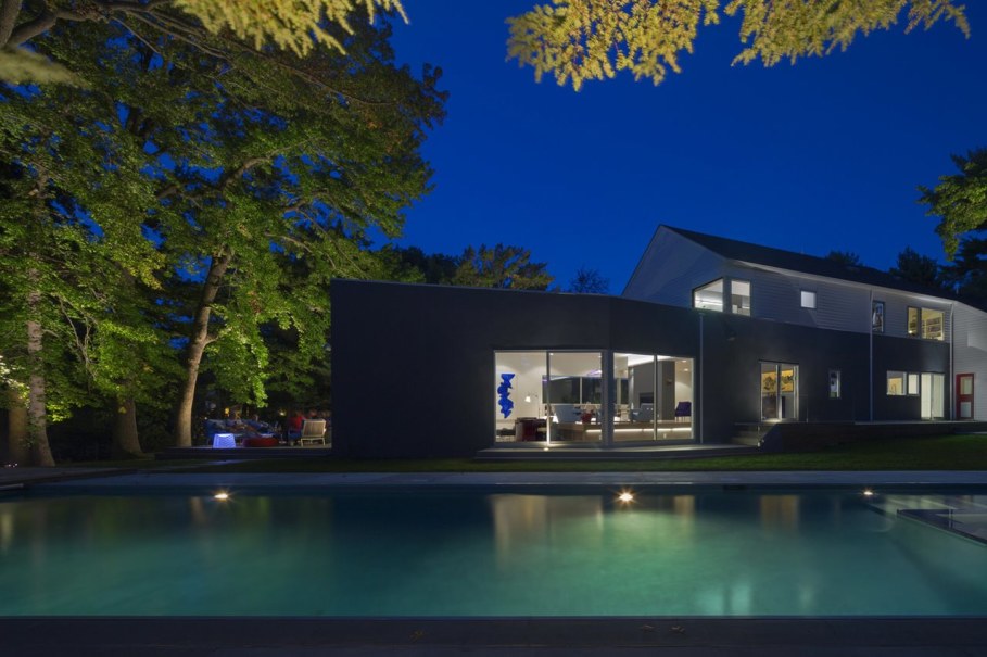 Colonial house from Fougeron Architecture studio - Swimming pool, night