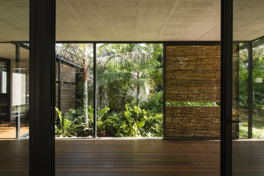 Energy-Saving Itzimna House in Mexico - natural materials