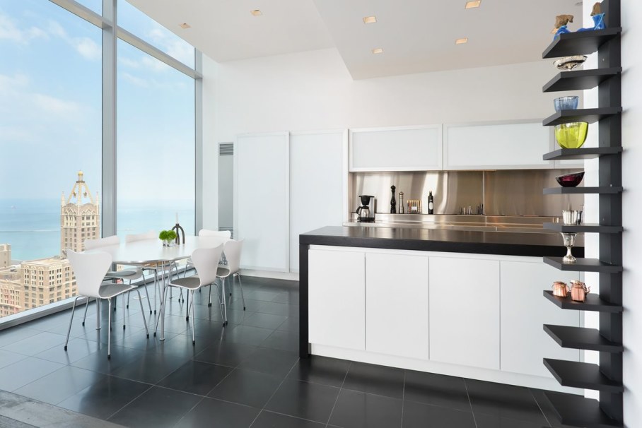 Penthouse Hi-Rise with panoramic view of Chicago - kitchen and dining table