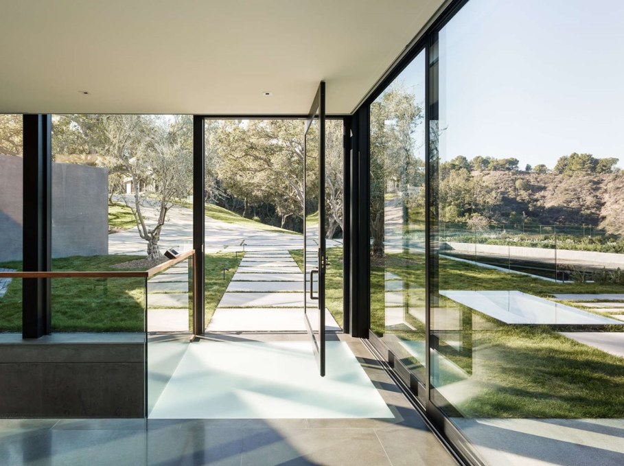 The private house Oak Pass in California by Walker Workshop - Glass walls