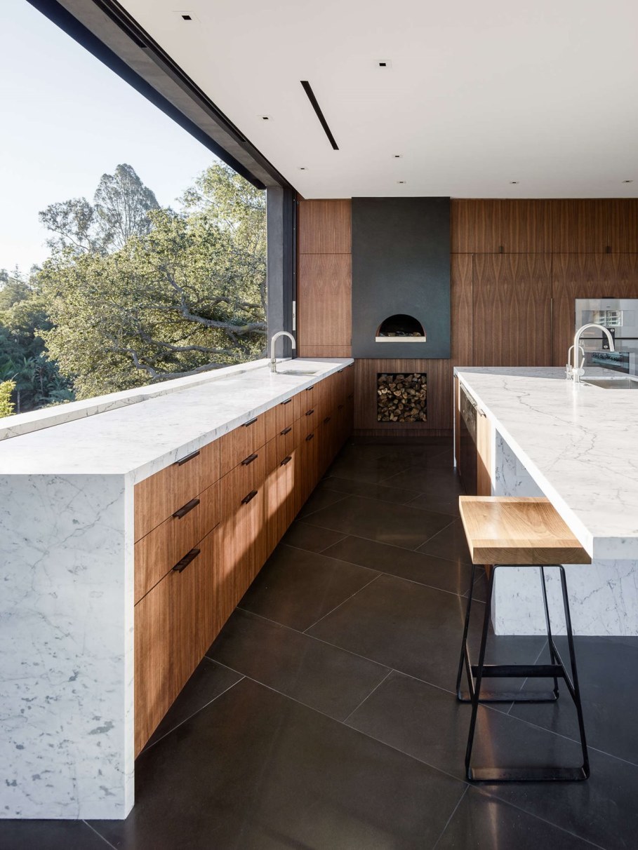 The private house Oak Pass in California by Walker Workshop - Kitchen