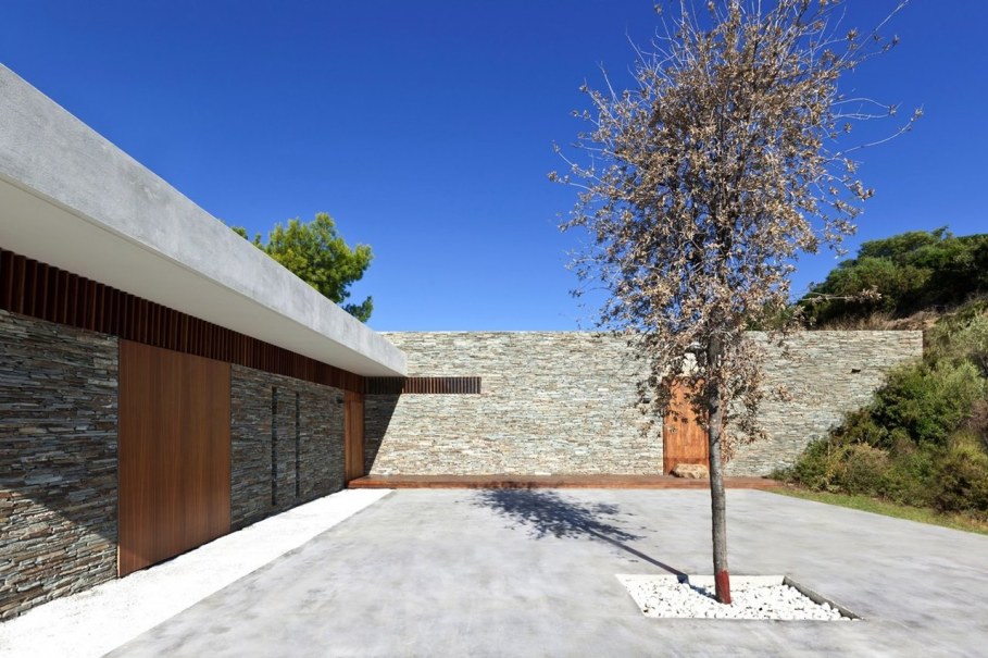 The shining Plane House residence on the Greek island - patio