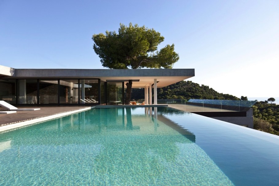 The shining Plane House residence on the Greek island - swimming pool