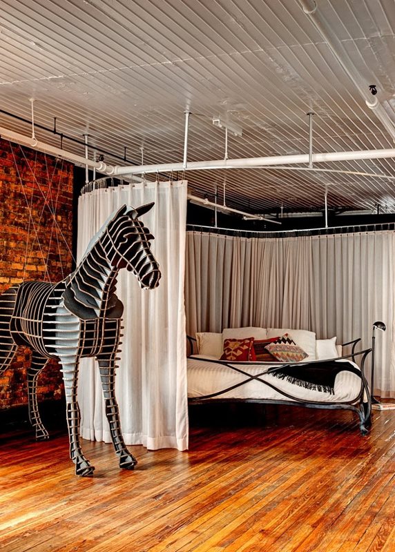 Loft from a former clothing factory in New York, bedroom, statue