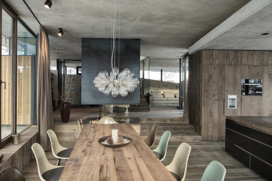 Country-house Austrian chalet with amazing interior made of concrete, wood and glass - Dining room