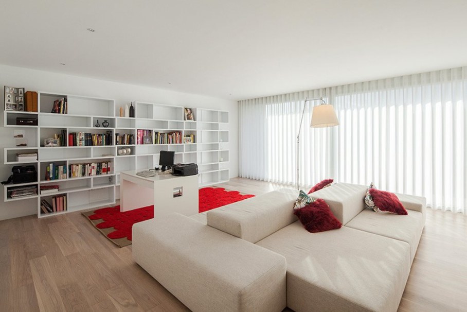 Cozy House For A Family With Children In Portugal - Living room with home library