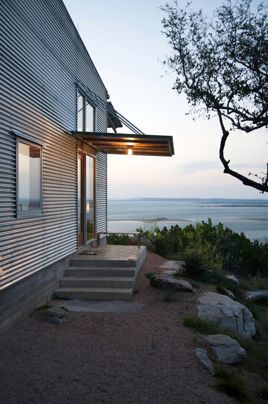 Rest House On The Lake's Bank in Texas From Mell Lawrence Architects 6