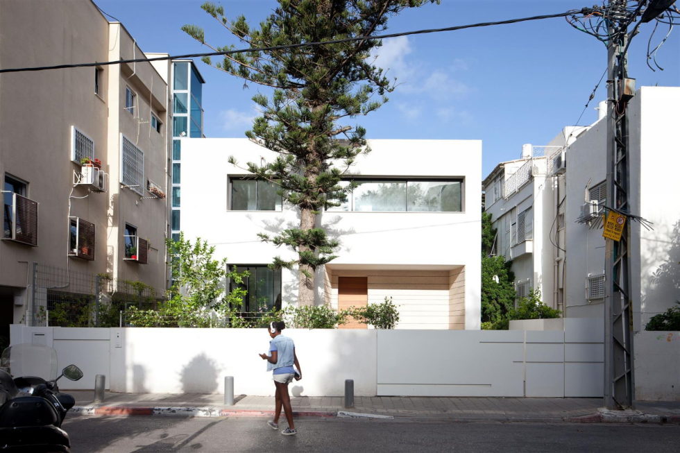 Modern Minimalistic Urban Villa in Tel Aviv 16
