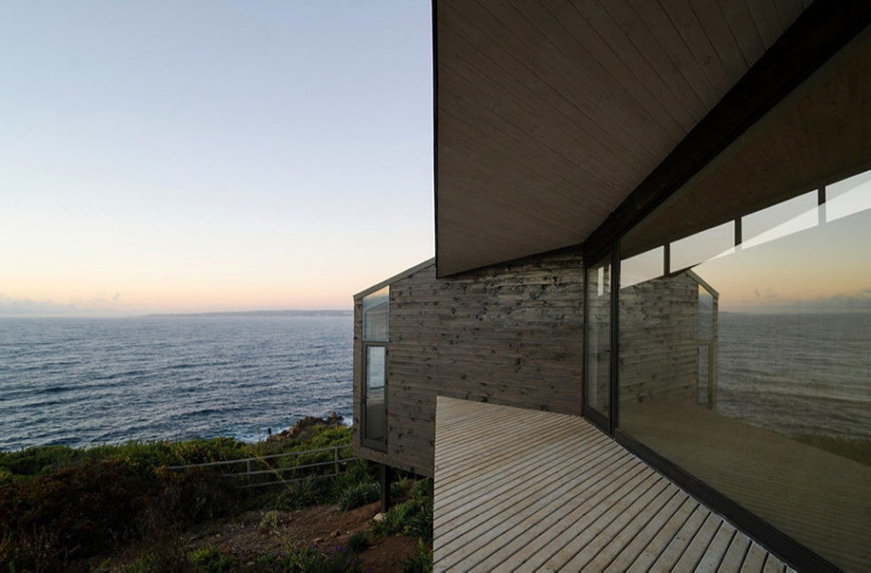 The House Overlooking The Pacific Ocean From Branko Pavlovic + Pablo Lobos-Pedrals 10