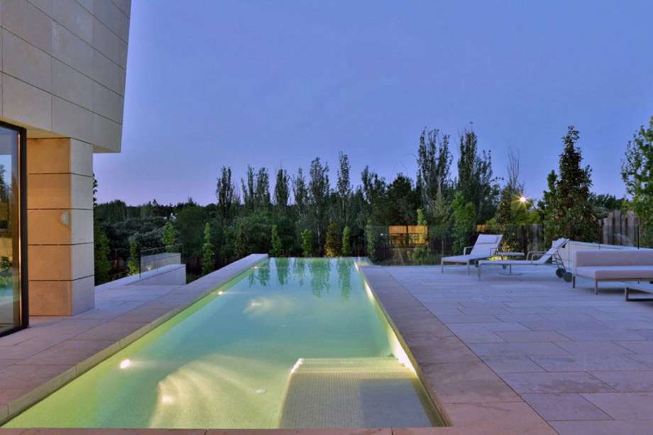 The modern five bedroom house in Madrid 16
