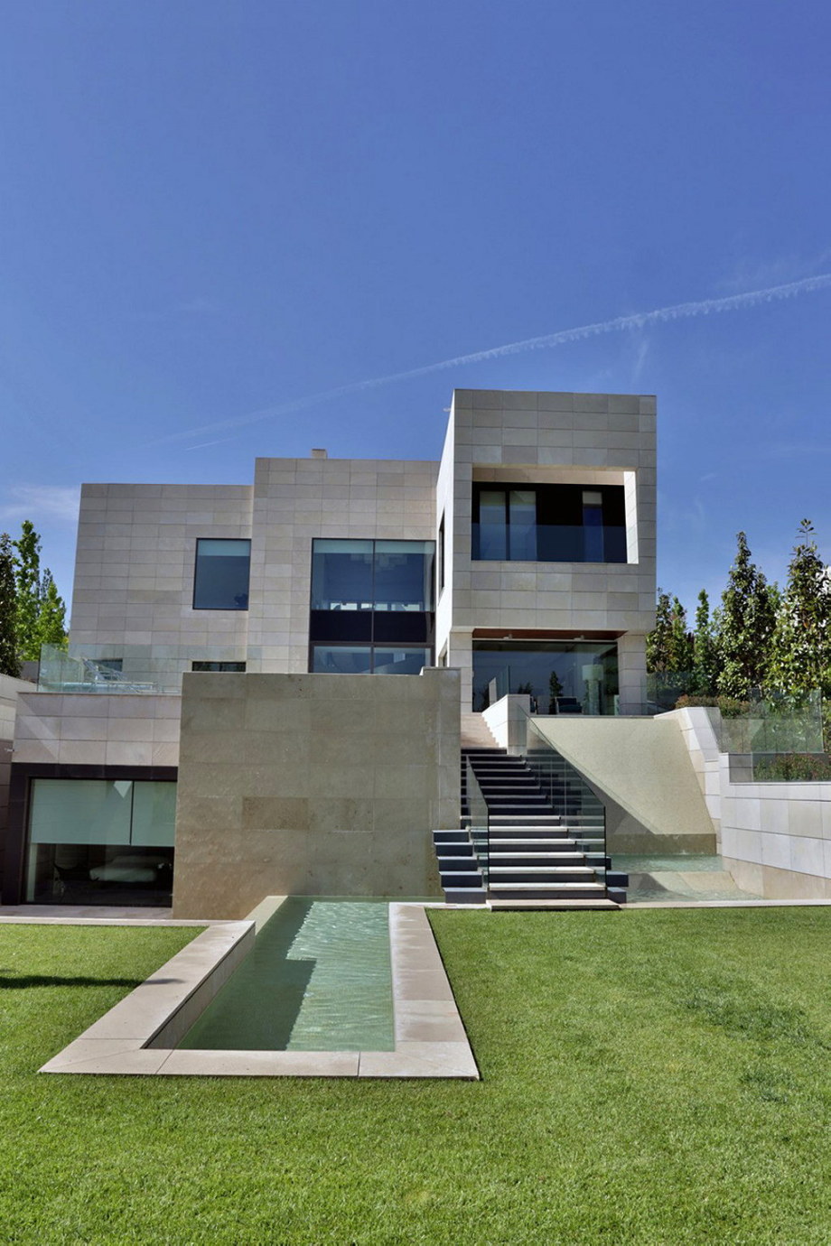 The modern five bedroom house in Madrid 2