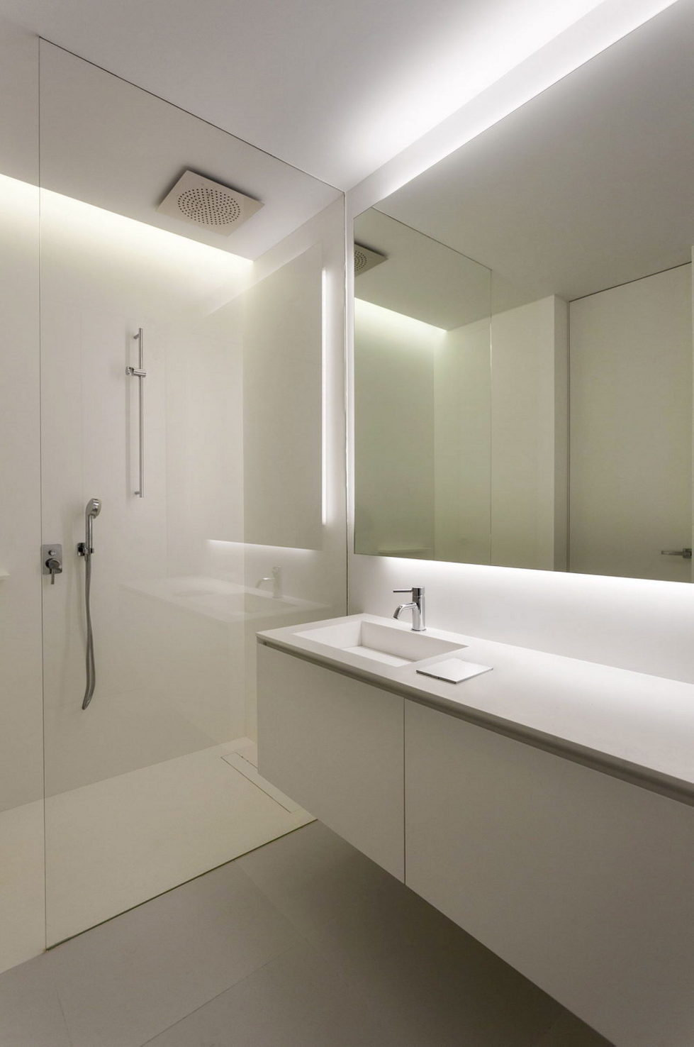 Contemporarily Designed Apartment In Valencia by Fran Silvestre Arquitectos 15