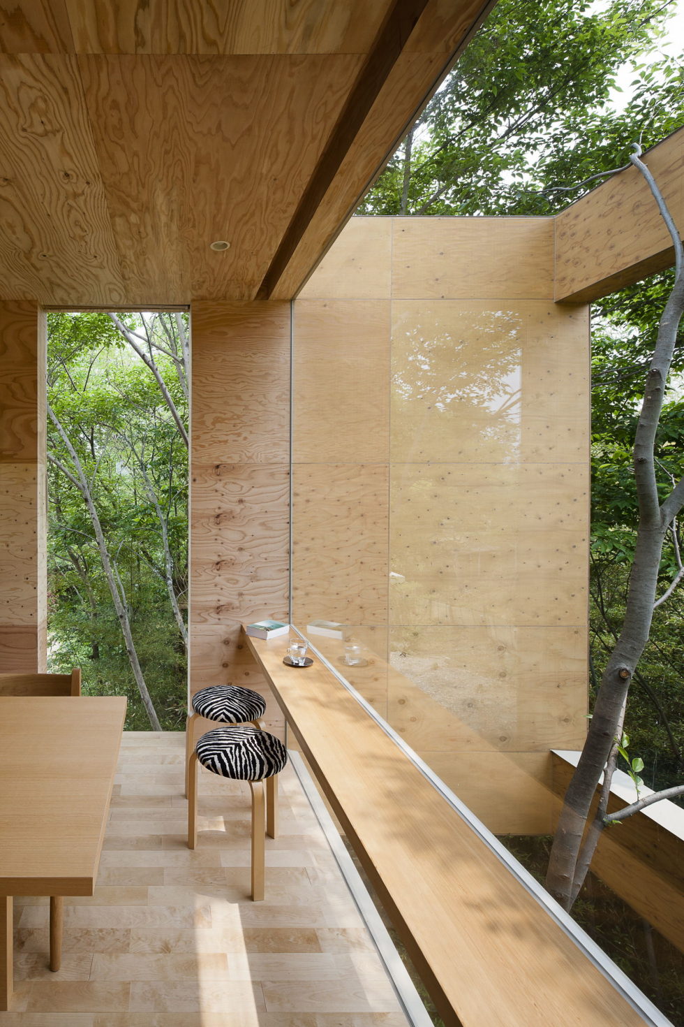 The pendulous over the forest house '+ node' from the UID Architects 5