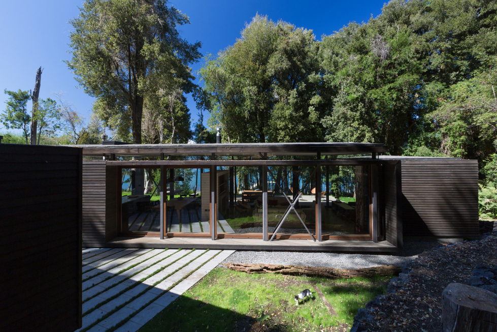 Cozy Family House From Planmaestro Studio On The Lake Shore In Chile 2