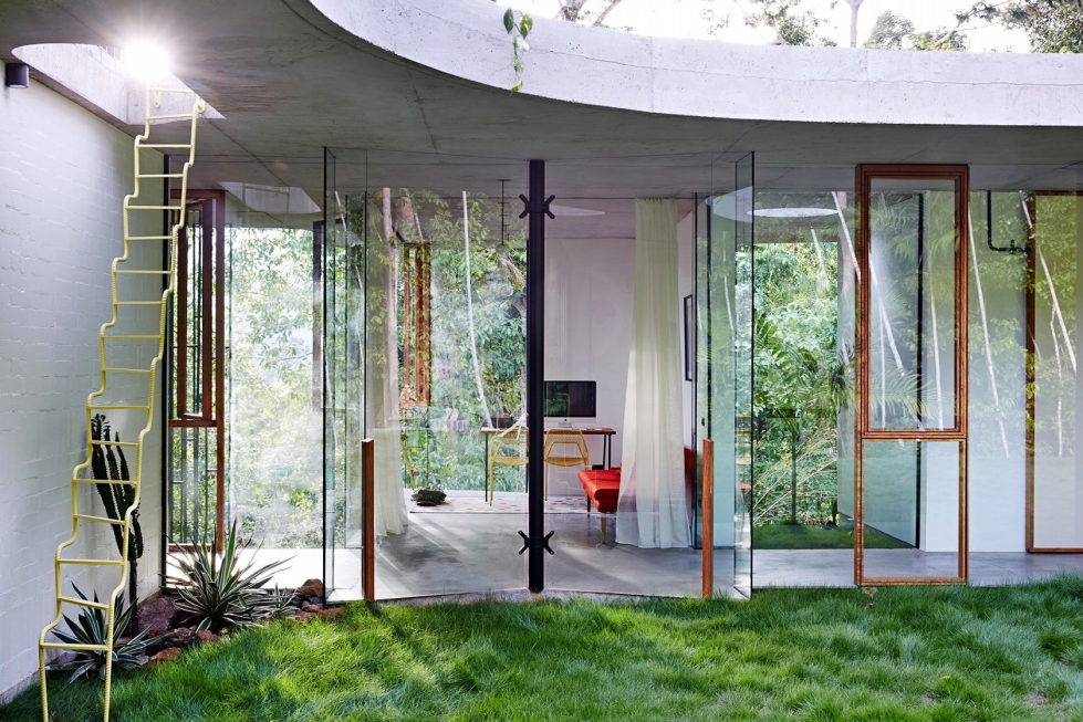 The glass house Planchonella in the tropical forest from Jesse Bennett Architect 11
