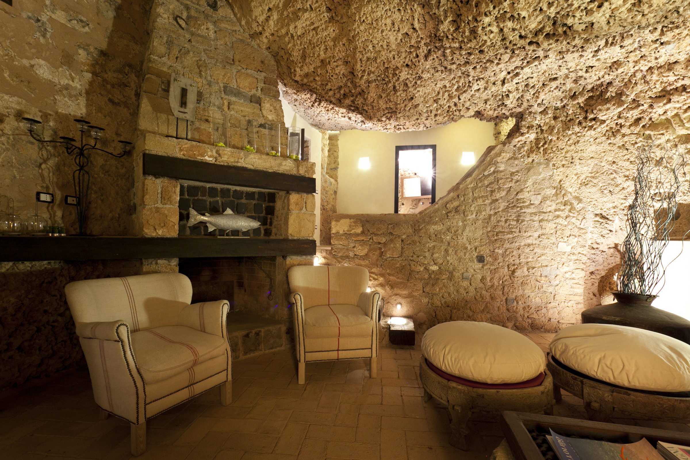 Cave home. Пещерный дворец Cave Palace Ranch, Юта, США. Cave House в Испании. Отели в пещерах Аризона. Интерьер в стиле пещеры.