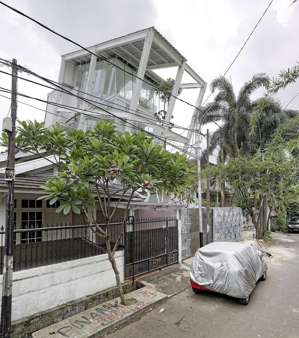 Unusual House In Jakarta 14
