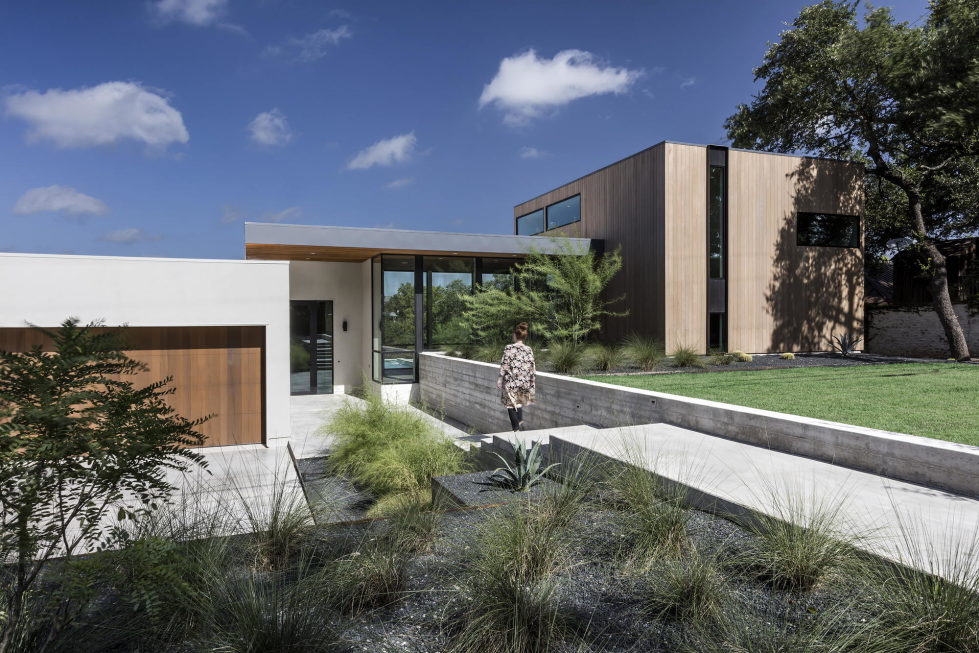 Bracketed Space The Family Residence In Texas 1