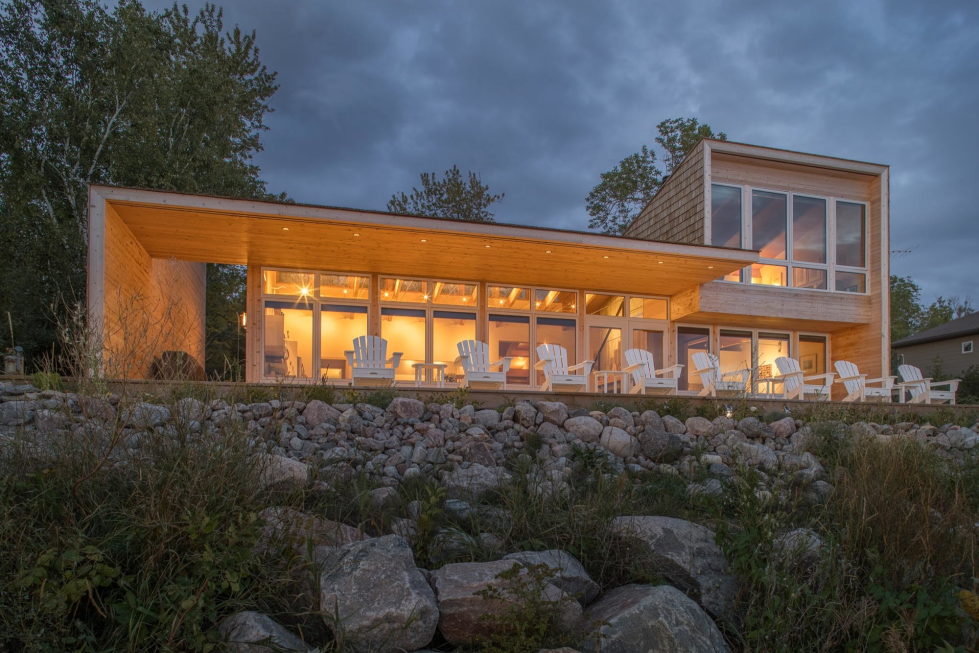 The Beach House On A Rivers Shore In Canada 6
