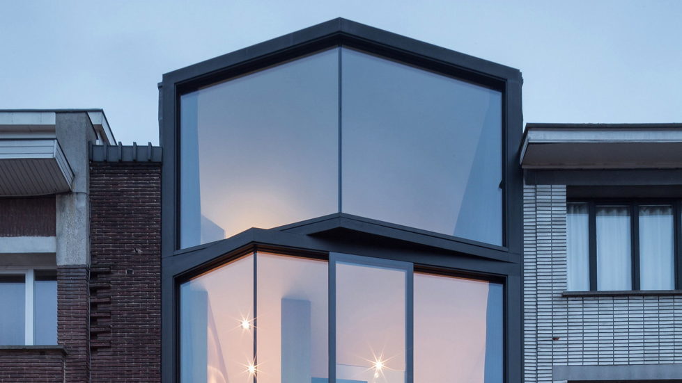The House With Polyangular Glass Facade In Belgium 1